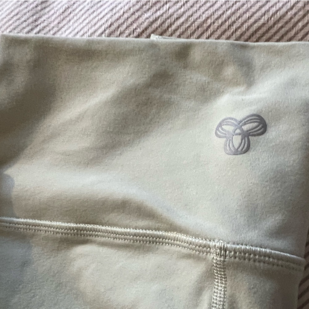 Aritzia | TnaLIFE Atmosphere Hi-Rise Legging in Faint Green - Size Medium - Picture 6 of 7